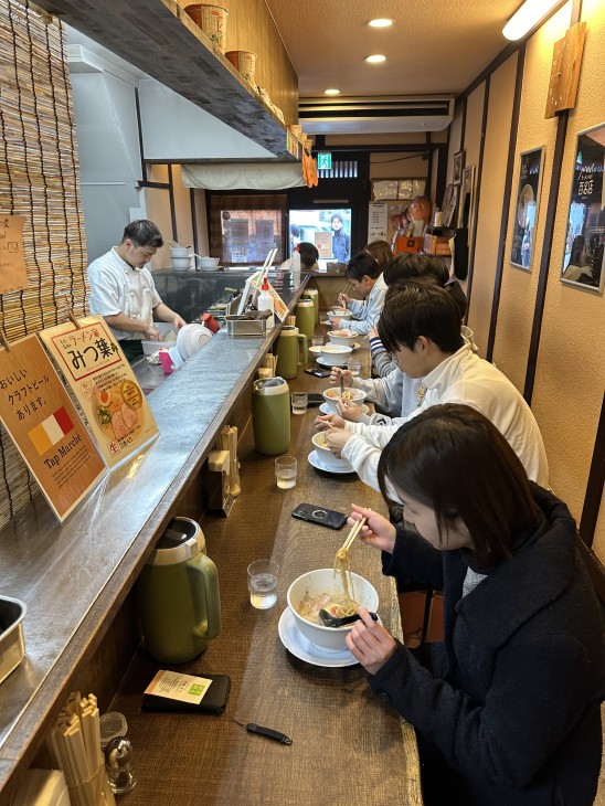 ラーメン家みつ葉＝常に満員の店内