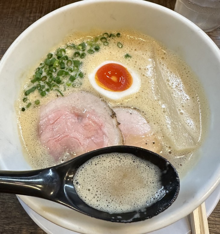 ラーメン家みつ葉＝泡立つスープは口当たりまろやか