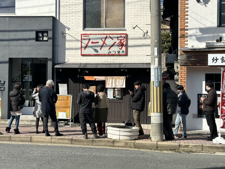 開店前から行列ができ始める店前