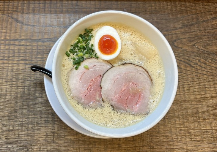 「ラーメン家みつ葉」の豚CHIKI醤油ラーメン＝いずれも奈良市富雄元町3、ラーメン家みつ葉