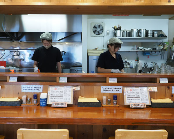 明るく出迎えてくれる店員さん - 磯城郡田原本町の暁製麺 