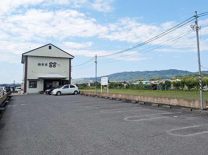 14台の車が停められる駐車場 - 奈良県天理市にある「麺食堂88」