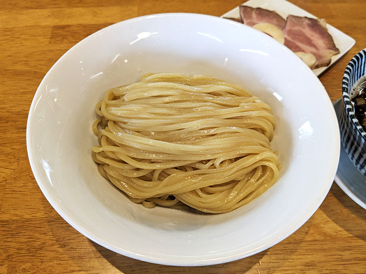 太くて艶やかな麺 - 奈良県天理市にある「麺食堂88」