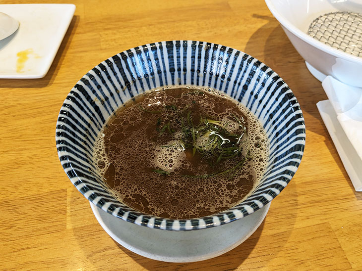 麺を食べ終えた後は、つけだれをスープにして飲み干せる