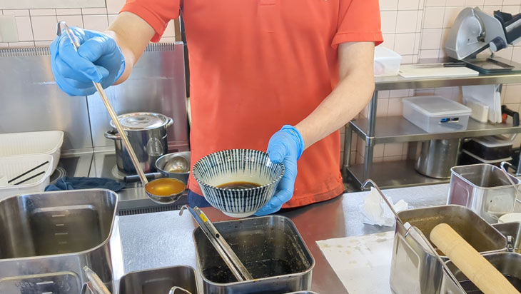 つけ麺のつけだれは煮干しの風味がしっかり感じられる