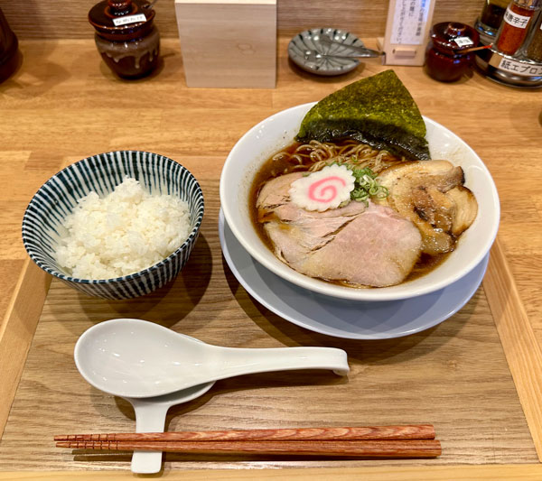 熟成醤油の淡麗中華そば（右）と「あきたこまち」の銀しゃり -大和高田市の「おダシと銀しゃり 中華そば 蒼し」