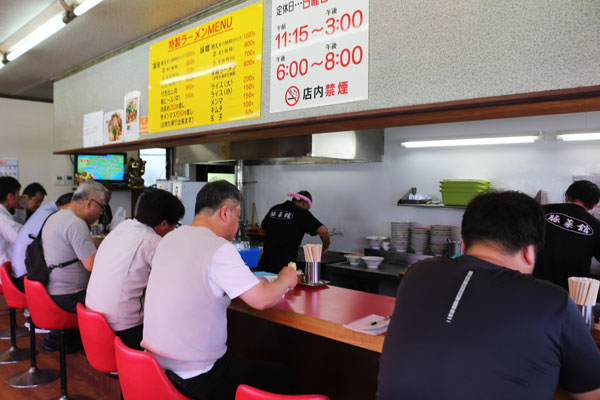 リピーターが絶えず訪れる人気ラーメン店 - 天理市の「豚菜館」