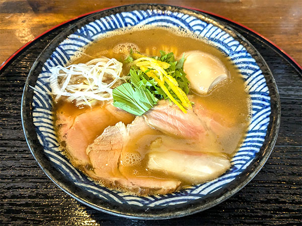 特選鶏醤油ラーメン(松) - 香芝市の「麺の道あをによし」