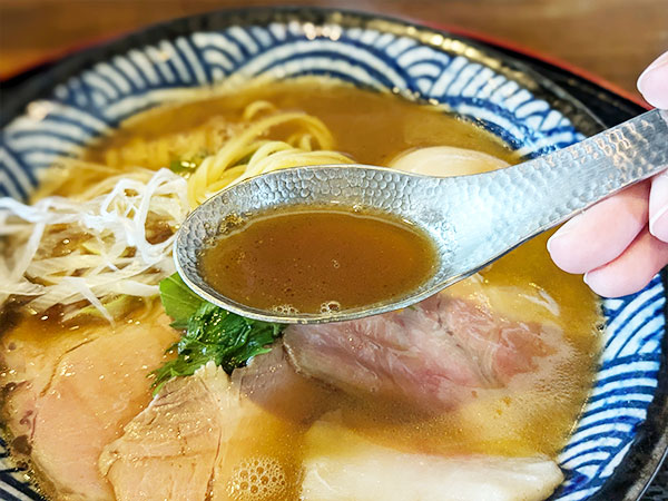 あっさりまろやかな味わいのスープ - 香芝市の「麺の道あをによし」