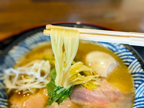 中太の平打ち麺だが細く感じる - 香芝市の「麺の道あをによし」