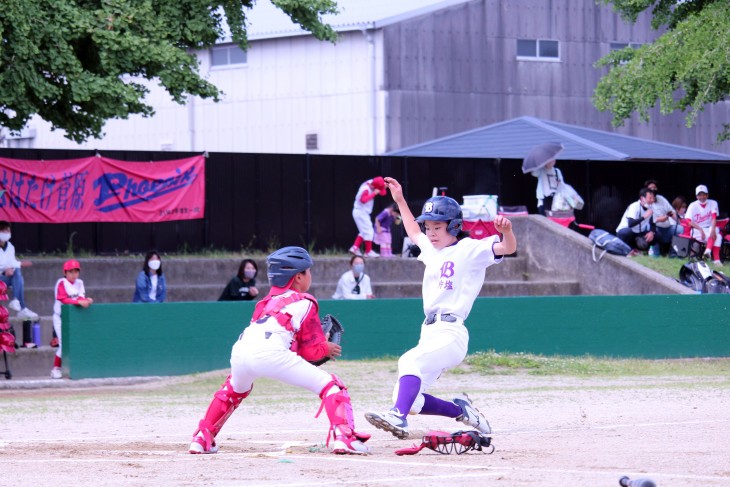 【開幕戦】片塩ベアーズは初回、内野ゴロの間に本塁い滑り込む葛和